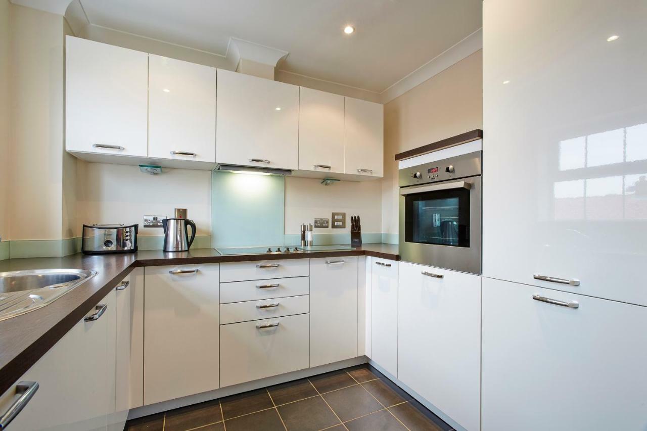 2 Bed 2 Bath At Jago Crt In Newbury - Free Allocated Parking Buitenkant foto